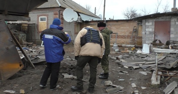 Видео от Грема Филлипса. Бойцы армии ДНР эвакуируют тело погибшего мирного жителя в Зайцево 18+