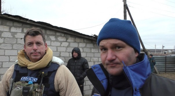 Видео от Грема Филлипса. Бойцы армии ДНР эвакуируют тело погибшего мирного жителя в Зайцево 18+