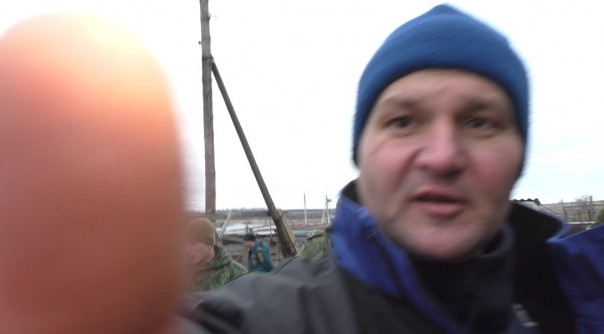 Видео от Грема Филлипса. Бойцы армии ДНР эвакуируют тело погибшего мирного жителя в Зайцево 18+