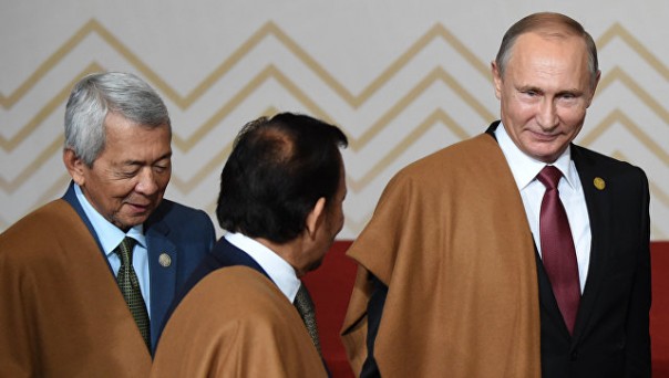 Лидеры АТЭС сфотографировались в перуанских накидках из викуньи Лидеры АТЭС сфотографировались в перуанских накидках из викуньи