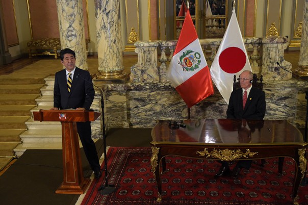 Лидеры АТЭС сфотографировались в перуанских накидках из викуньи Лидеры АТЭС сфотографировались в перуанских накидках из викуньи