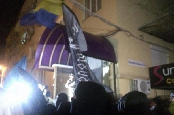 Шумел шатун, кастрюли гнулись, и ночка яркою была: в Киеве вместо офиса Медведчука подожгли парикмахерскую «героя АТО»