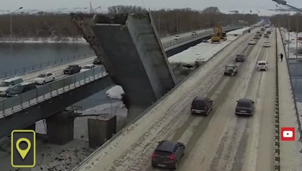 В Усть-Каменогорске обрушился мост
