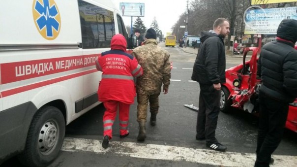 В Мариуполе на опасном перекрестке военный ГАЗ протаранил Peugeot