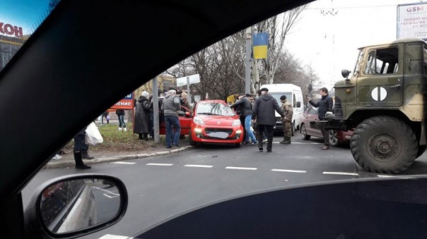 В Мариуполе на опасном перекрестке военный ГАЗ протаранил Peugeot