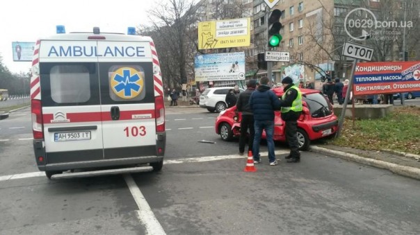 В Мариуполе на опасном перекрестке военный ГАЗ протаранил Peugeot