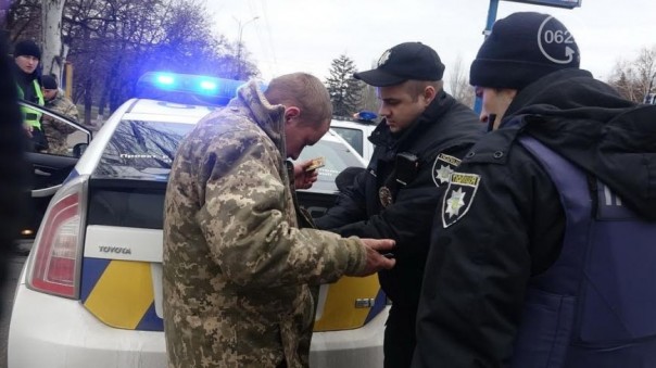 В Мариуполе на опасном перекрестке военный ГАЗ протаранил Peugeot