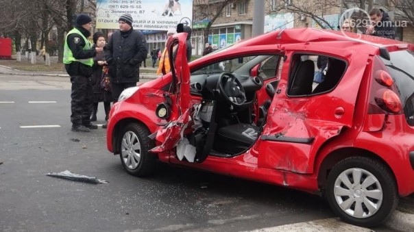 В Мариуполе на опасном перекрестке военный ГАЗ протаранил Peugeot