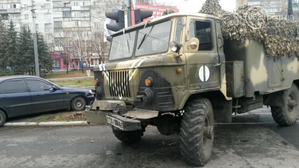 В Мариуполе на опасном перекрестке военный ГАЗ протаранил Peugeot