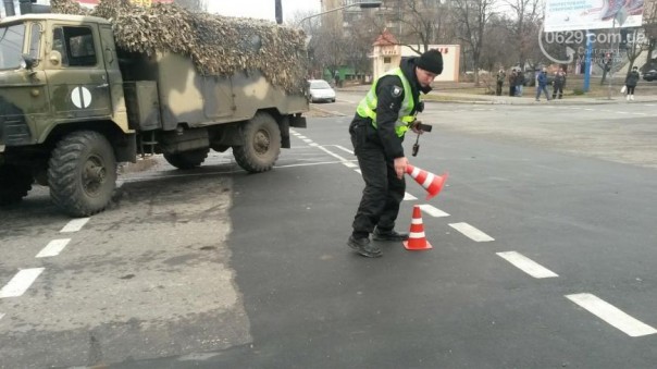 В Мариуполе на опасном перекрестке военный ГАЗ протаранил Peugeot