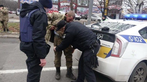 В Мариуполе на опасном перекрестке военный ГАЗ протаранил Peugeot