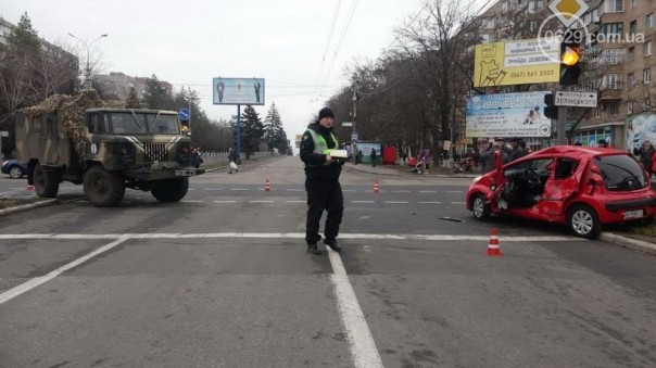 В Мариуполе на опасном перекрестке военный ГАЗ протаранил Peugeot