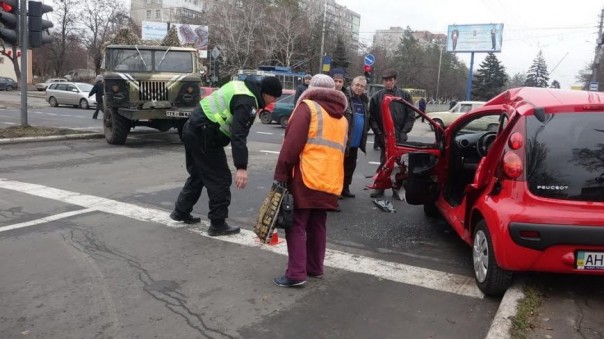 В Мариуполе на опасном перекрестке военный ГАЗ протаранил Peugeot