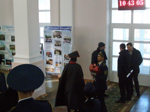 На кошках тренируйтесь. Журналисты засняли, как днепропетровские студенты тренировались дарить цветы жене Порошенко