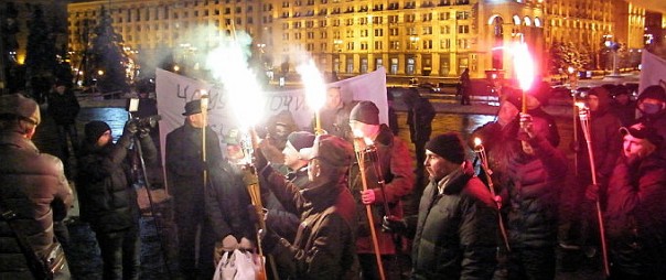 Годовщину «избиения онижедетей» на Майдане отметили унылым факельным шествием