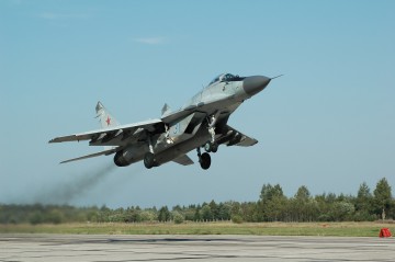 Российские истребители спасли от «террористов» угнанный самолет