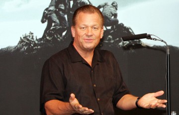 Американский писатель усомнился в пропаганде США, не найдя выбоин на дорогах в Москве