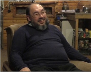 Ньюсмейкер Новой Газеты ловит фашистов, воюет с котами и высиживает каменное яйцо