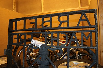 Немцам вернут ворота, украденные из их концлагеря. Гут! Какой же концлагерь без ворот?