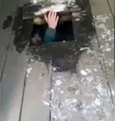 Виновник ДТП сбежал из Lexus и попытался спрятаться в туалетной яме