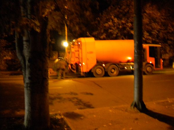 Как убирают мусор в Севастополе и во Львове... наглядненько