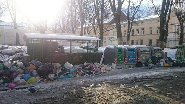 Как убирают мусор в Севастополе и во Львове... наглядненько