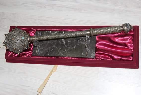 В Киеве нашли квартиру-схрон Азарова с оружием, картинами и книгами. Во время обыска у Азарова украли картину Репина В Киеве нашли квартиру-схрон Азарова с оружием, картинами и книгами. Во время обыска у Азарова украли картину Репина