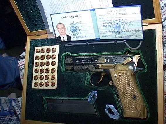 В Киеве нашли квартиру-схрон Азарова с оружием, картинами и книгами. Во время обыска у Азарова украли картину Репина В Киеве нашли квартиру-схрон Азарова с оружием, картинами и книгами. Во время обыска у Азарова украли картину Репина