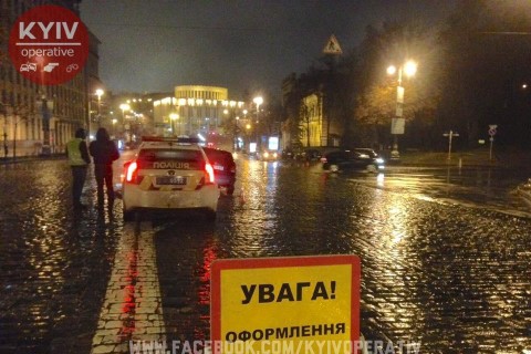 В Киеве автомобиль снес памятник героям Небесной сотни