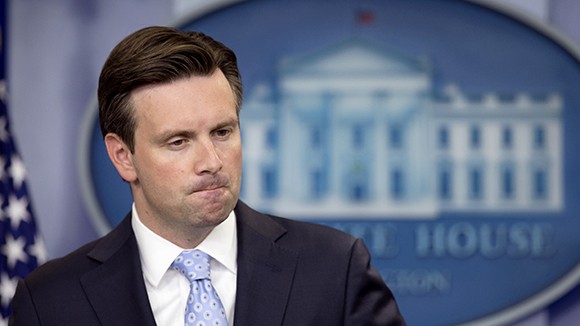 Трамп назвал пресс-секретаря белого дома «глупым парнем»