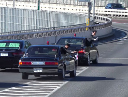 Вежливые секьюрити премьер-министра Японии становятся новым хитом интернета