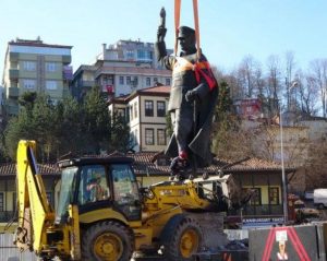 Или укры покусали, или "рошенок" обожрались: в Турции снёсли памятник основателю современного турецкого государства Ататюрку