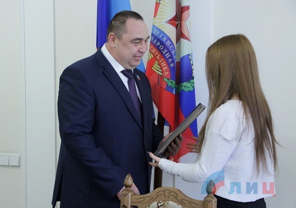 Глава ЛНР встретился с представителями «Ассоциации молодежи Луганщины» и вручил лучшим спортсменам Республики поощрительные денежные сертификаты Глава ЛНР встретился с представителями «Ассоциации молодежи Луганщины» и вручил лучшим спортсменам Республики поощрительные денежные сертификаты