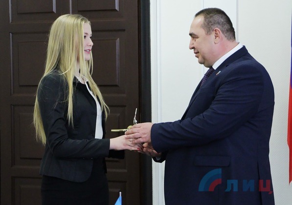 Глава ЛНР встретился с представителями «Ассоциации молодежи Луганщины» и вручил лучшим спортсменам Республики поощрительные денежные сертификаты Глава ЛНР встретился с представителями «Ассоциации молодежи Луганщины» и вручил лучшим спортсменам Республики поощрительные денежные сертификаты