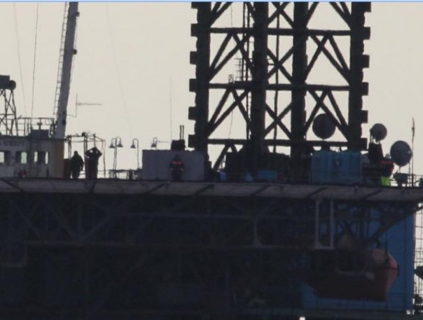 Российский боевой корабль отогнал делегацию с Украины от вышек Черноморнефтегаза