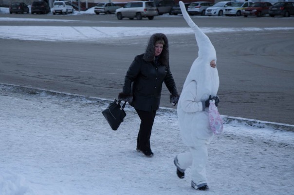 В Первоуральске женщина сумкой гнала гигантский сперматозоид в сторону администрации города