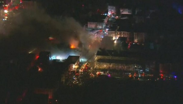 В пригороде Бостона бушует страшный пожар. Видео