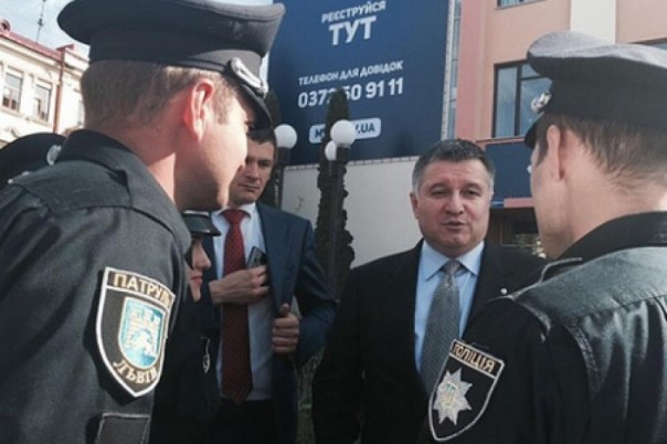 МВД Украины заявило, что Аваков вручил 417 пистолетов одному и тому же лицу