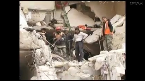 Шестиэтажный дом в Алеппо рухнул вместе с жильцами после попадания ракеты боевиков