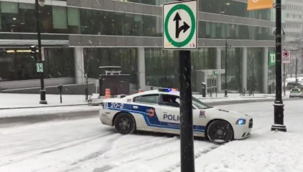 Машины сдувает с канадских дорог. Видео