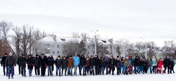 Активисты из ЛНР и России развернули в Луганске копию Знамени Победы площадью 200 кв м