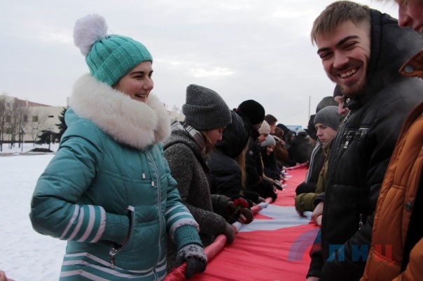 Активисты из ЛНР и России развернули в Луганске копию Знамени Победы площадью 200 кв м