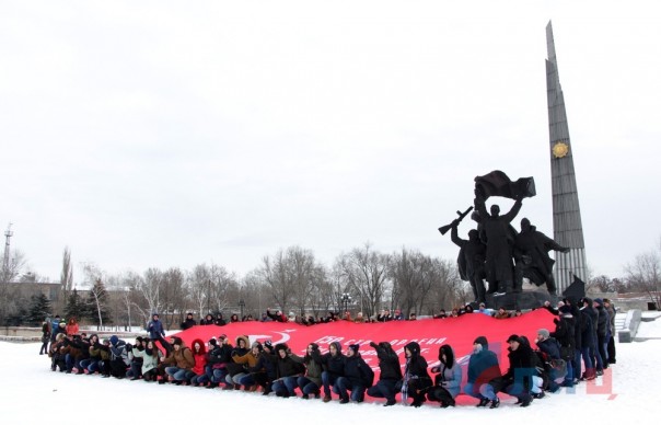 Активисты из ЛНР и России развернули в Луганске копию Знамени Победы площадью 200 кв м