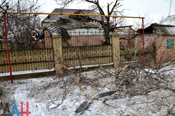 Последствия ночных обстрелов: повреждены минимум 13 домов в Куйбышевском районе Донецка, ранен мирный житель Последствия ночных обстрелов: повреждены минимум 13 домов в Куйбышевском районе Донецка, ранен мирный житель