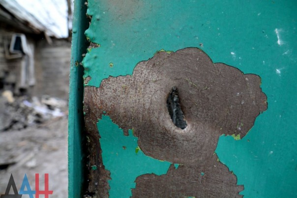 Последствия ночных обстрелов: повреждены минимум 13 домов в Куйбышевском районе Донецка, ранен мирный житель Последствия ночных обстрелов: повреждены минимум 13 домов в Куйбышевском районе Донецка, ранен мирный житель