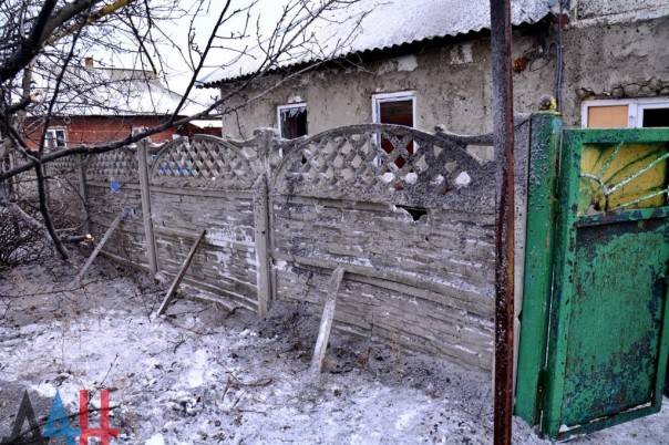 Последствия ночных обстрелов: повреждены минимум 13 домов в Куйбышевском районе Донецка, ранен мирный житель Последствия ночных обстрелов: повреждены минимум 13 домов в Куйбышевском районе Донецка, ранен мирный житель