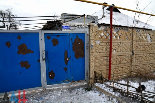 Последствия ночных обстрелов: повреждены минимум 13 домов в Куйбышевском районе Донецка, ранен мирный житель Последствия ночных обстрелов: повреждены минимум 13 домов в Куйбышевском районе Донецка, ранен мирный житель