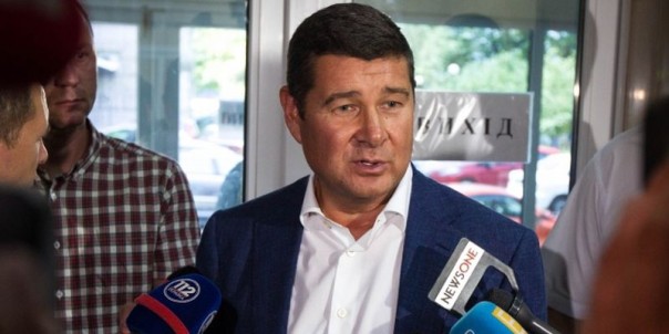 Главного политика Украины не устраивает правда о себе