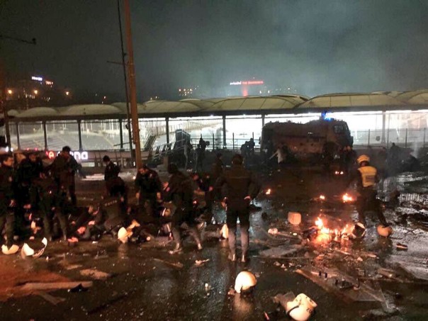 В центре Стамбула прогремел взрыв, пострадало 20 полицейских. Момент взрыва в Стамбуле попал на видео В центре Стамбула прогремел взрыв, пострадало 20 полицейских. Момент взрыва в Стамбуле попал на видео