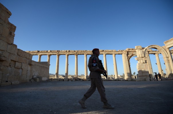 Пальмира: Жители эвакуированы, Армия покинула город и ведет бои на окраинах. 200 смертников ИГИЛ подорвали себя при попытке штурма (Видео)